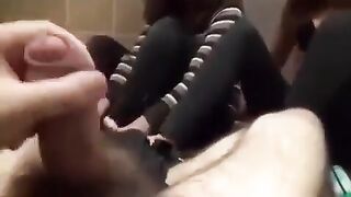 Si fa segare con mani e piedi dalle amiche in bagno, footjob multiplo da urlo