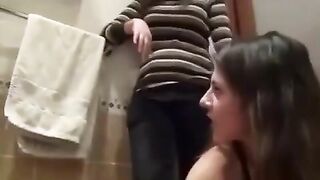 Si fa segare con mani e piedi dalle amiche in bagno, footjob multiplo da urlo