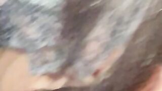 Scopo la bocca a mia moglie e gli sputo la saliva in faccia