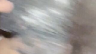 Scopo la bocca a mia moglie e gli sputo la saliva in faccia