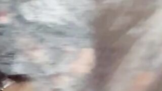 Scopo la bocca a mia moglie e gli sputo la saliva in faccia