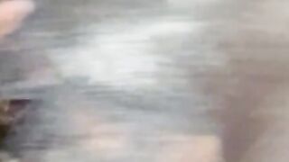 Scopo la bocca a mia moglie e gli sputo la saliva in faccia