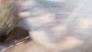 Scopo la bocca a mia moglie e gli sputo la saliva in faccia