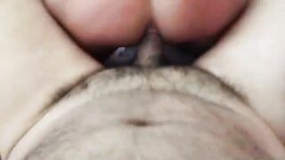 Mi scopa il culo senza menate