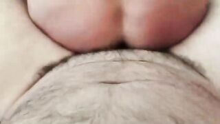 Mi scopa il culo senza menate