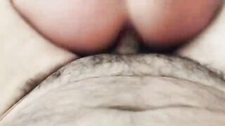 Mi scopa il culo senza menate