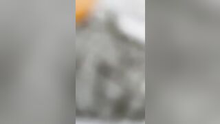 Coppia in videochat cam4: lei si fa sfondare il culo col dildo gigante e lecca i piedini sudati