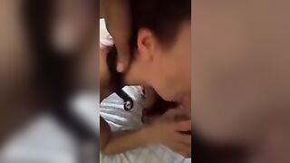 Coppia in videochat cam4: lei si fa sfondare il culo col dildo gigante e lecca i piedini sudati