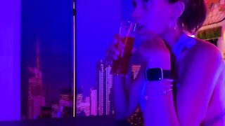 Scopata al night con milf tettona: la monto sul palco davanti a tutti