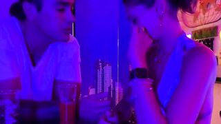 Scopata al night con milf tettona: la monto sul palco davanti a tutti