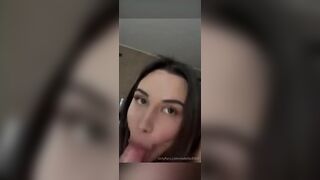 Violetta tettona implora sborra dai suoi fan in chat