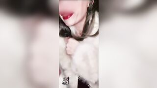 Moglie Porca Esibizionista: pompino sporco in carsex mentre guida il porco