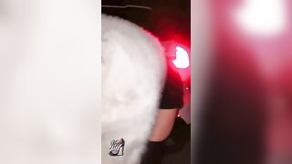 Moglie Porca Esibizionista: pompino sporco in carsex mentre guida il porco