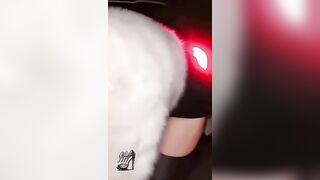 Moglie Porca Esibizionista: pompino sporco in carsex mentre guida il porco