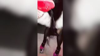 Moglie Porca Esibizionista con plug anale luminoso in carsex: culo che brilla mentre guida