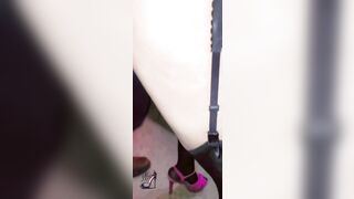 Moglie Porca Esibizionista con plug anale luminoso in carsex: culo che brilla mentre guida