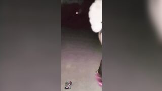 Moglie Porca Esibizionista con plug anale luminoso in carsex: culo che brilla mentre guida