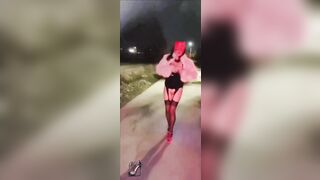 Moglie Porca Esibizionista con plug anale luminoso in carsex: culo che brilla mentre guida