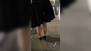 Moglie Porca Esibizionista mostra tutto e si fa fottere in pubblico