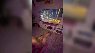 Una bella chiavata a pecorina mentre gioca alla Play: priorità assoluta il cazzo