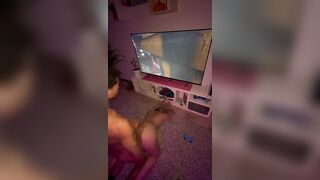 Una bella chiavata a pecorina mentre gioca alla Play: priorità assoluta il cazzo