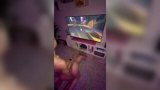 Una bella chiavata a pecorina mentre gioca alla Play: priorità assoluta il cazzo