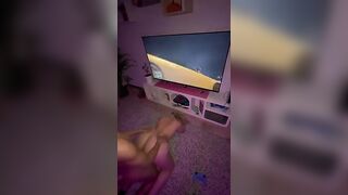 Una bella chiavata a pecorina mentre gioca alla Play: priorità assoluta il cazzo