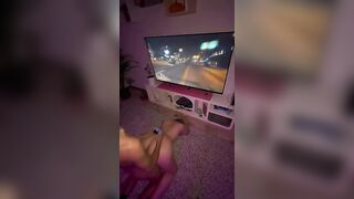 Una bella chiavata a pecorina mentre gioca alla Play: priorità assoluta il cazzo