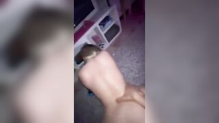 Una bella chiavata a pecorina mentre gioca alla Play: priorità assoluta il cazzo