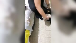 La zoccola 18enne lo succhia fino a farlo venire in gola, ingoia tutto