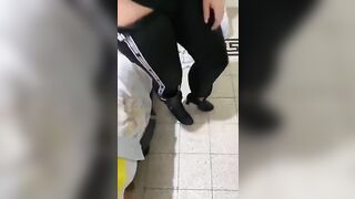 La zoccola 18enne lo succhia fino a farlo venire in gola, ingoia tutto