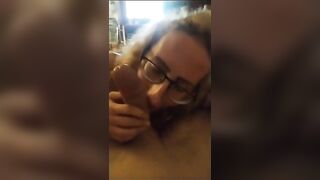 La mia amica sposata mi succhia l’uccello come se non avesse marito