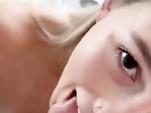 Bellissima fidanzata biondina fa un pompino da film al suo ragazzo, gola profonda