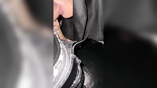 Travestita da suora spompina un tipo nel club privé, peccato e sborra ovunque