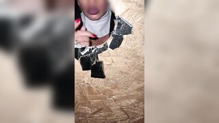 Travestita da suora spompina un tipo nel club privé, peccato e sborra ovunque