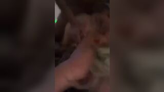 Glielo succhia fino alle palle e poi si fa sfondare a pecorina