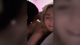 Glielo succhia fino alle palle e poi si fa sfondare a pecorina