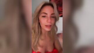 Glielo succhia fino alle palle e poi si fa sfondare a pecorina