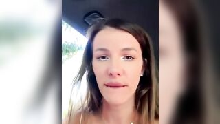 Bionda esibizionista tira fuori le tette dalla macchina e si fa sbattere dal primo sconosciuto in cam4