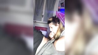 Filmino amatoriale coppia italiana: lei gli fa un pompino da maestro e si beve tutto