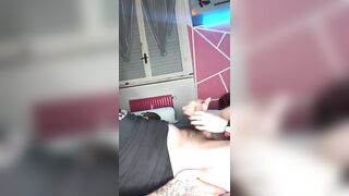 Filmino amatoriale coppia italiana: lei gli fa un pompino da maestro e si beve tutto