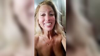 Milf bionda implora tutta la sborra in faccia, vuole berla tutta