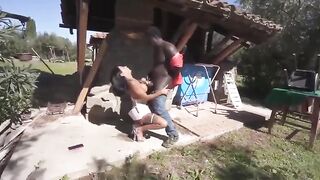 Milf profumata inculata da un nero dotato: sborra in bocca + piscio in faccia da golden shower