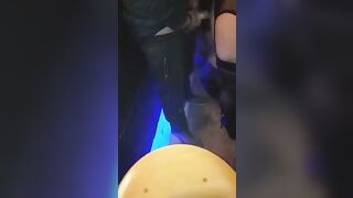 Sesso di gruppo al bar: moglie troia si fa sbattere da sconosciuti tra i tavoli