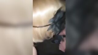 Sesso di gruppo al bar: moglie troia si fa sbattere da sconosciuti tra i tavoli