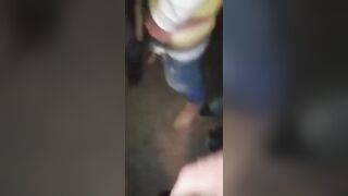 Sesso di gruppo al bar: moglie troia si fa sbattere da sconosciuti tra i tavoli