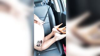 Moglie troia con gli zoccoli fa la zoccola in macchina davanti a tutti