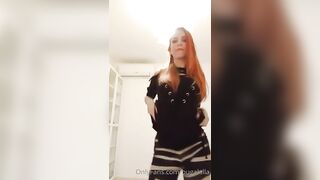 Bugalalla sexy si spoglia in diretta e fa impazzire i porci