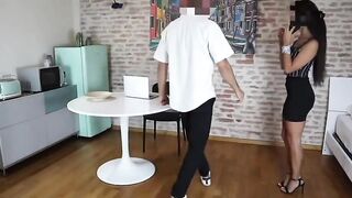 La troia è in chiamata col fidanzato mentre l'amico la sbatte da dietro, cornutata epica