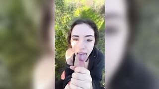 Pompino sporco nel sentiero del bosco mentre passeggiano, troia esibizionista